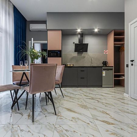 Family Residence Boutique Apartments リヴィウ エクステリア 写真