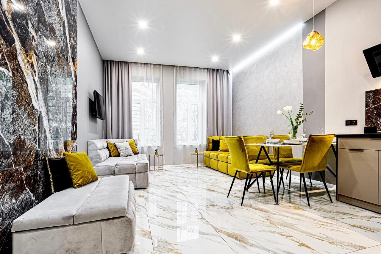 Family Residence Boutique Apartments リヴィウ エクステリア 写真