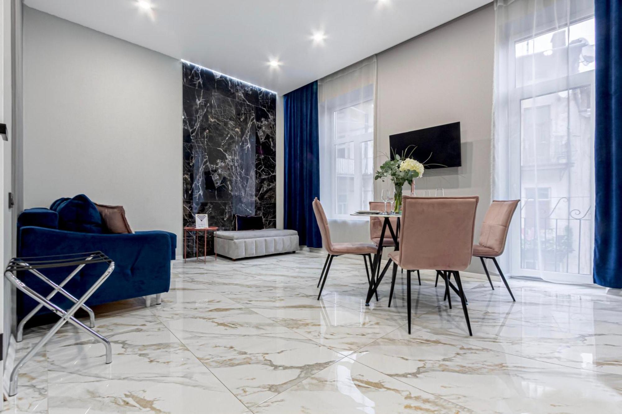 Family Residence Boutique Apartments リヴィウ エクステリア 写真