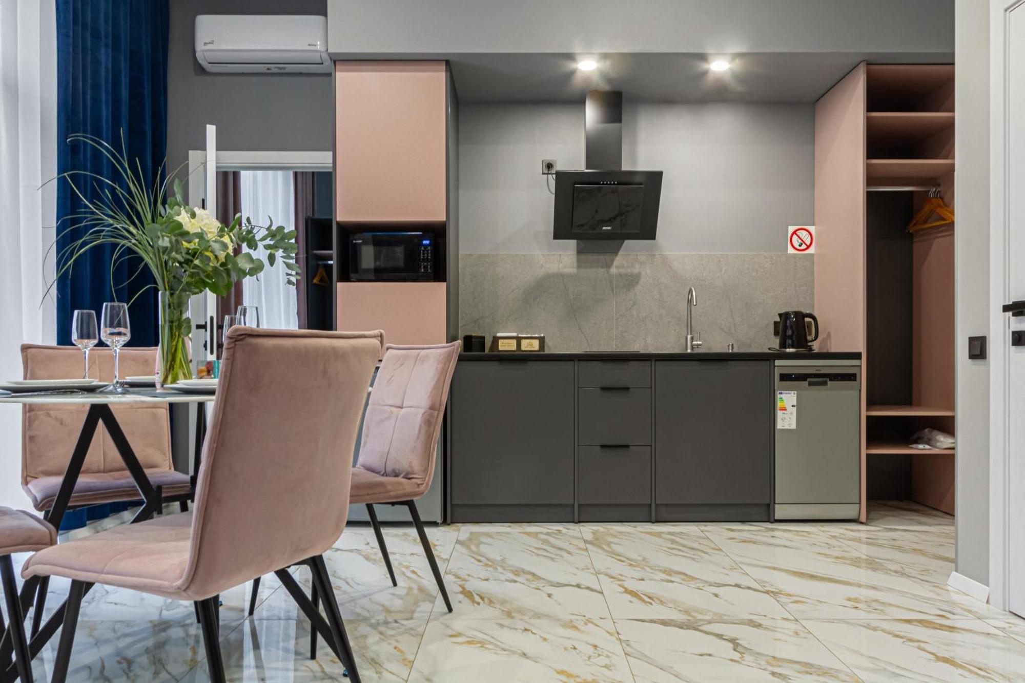 Family Residence Boutique Apartments リヴィウ エクステリア 写真