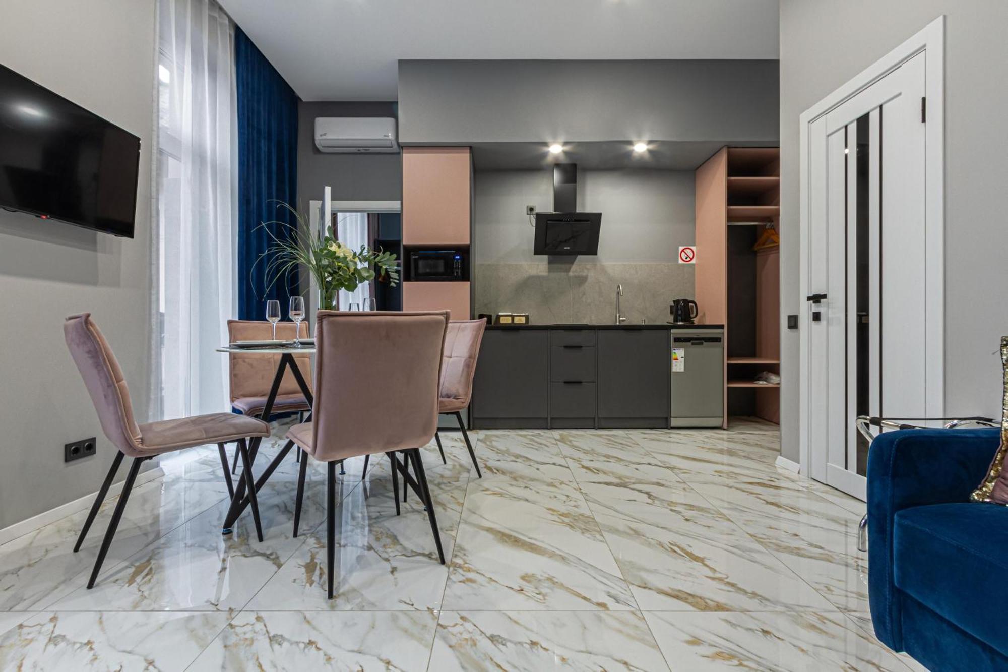 Family Residence Boutique Apartments リヴィウ エクステリア 写真
